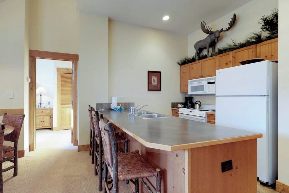 Kitchen with breakfast bar