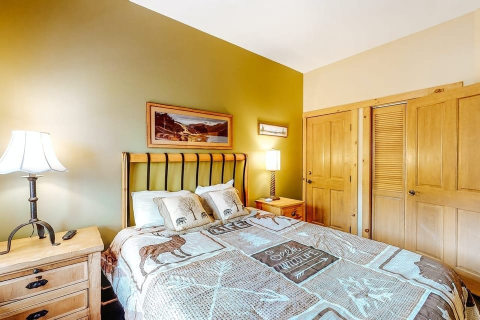 Bedroom with queen bed - Expedition Station - 1 Bedroom - Keystone CO