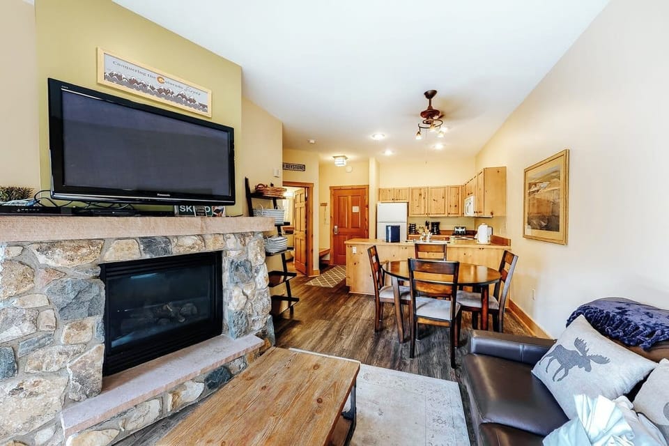 Renovated Living Room - Expedition Station - 1 Bedroom - Keystone CO