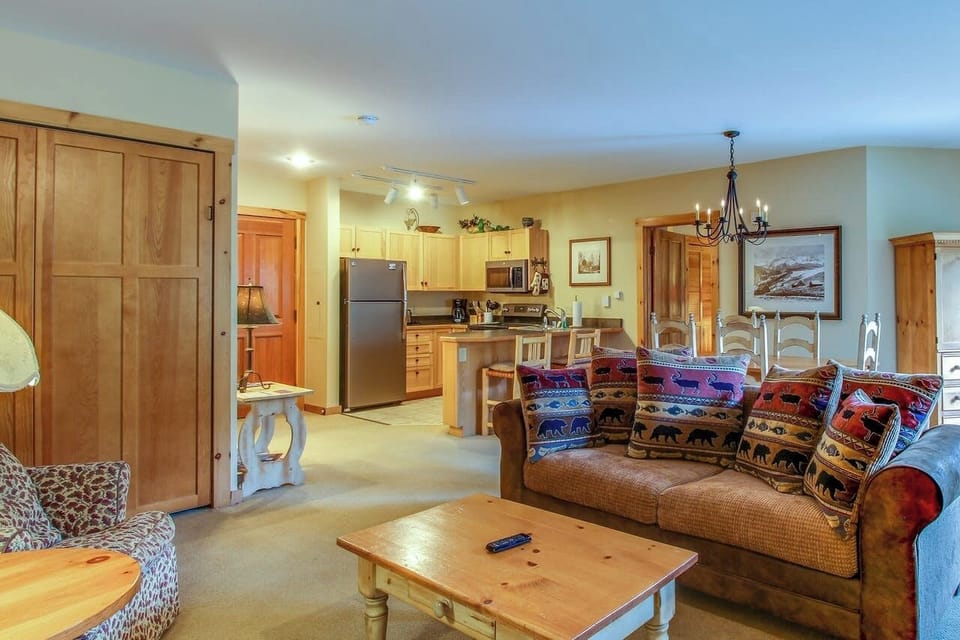 Expansive living room with plenty of space to spread out