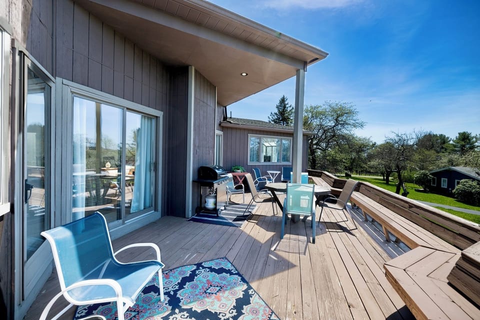 expansive deck to watch the sunset