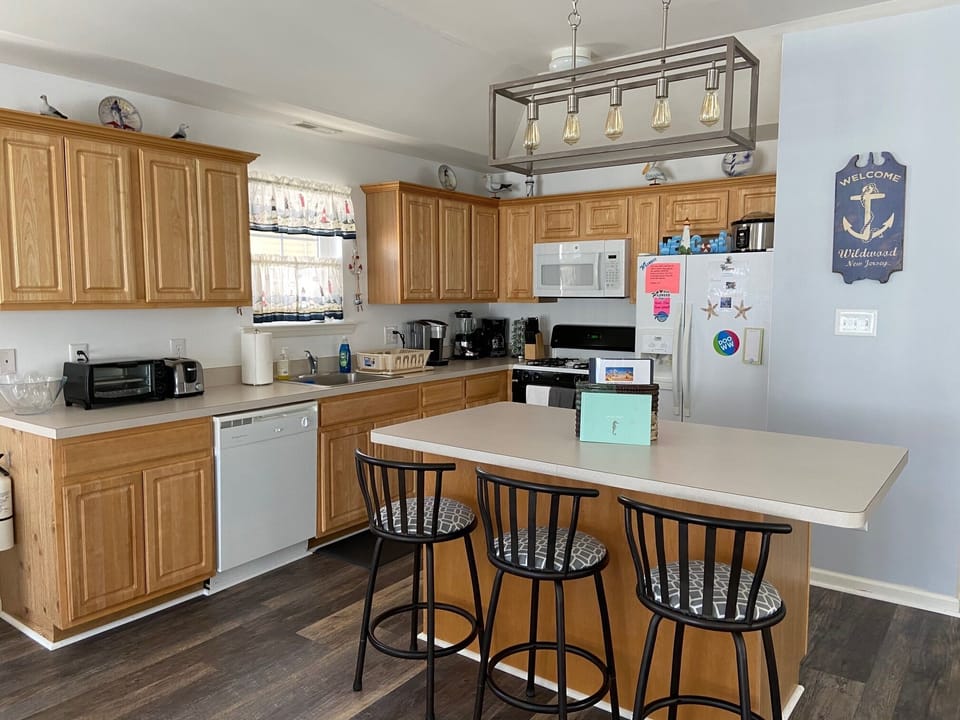 Fully stocked kitchen - Keurig, crock pot and more