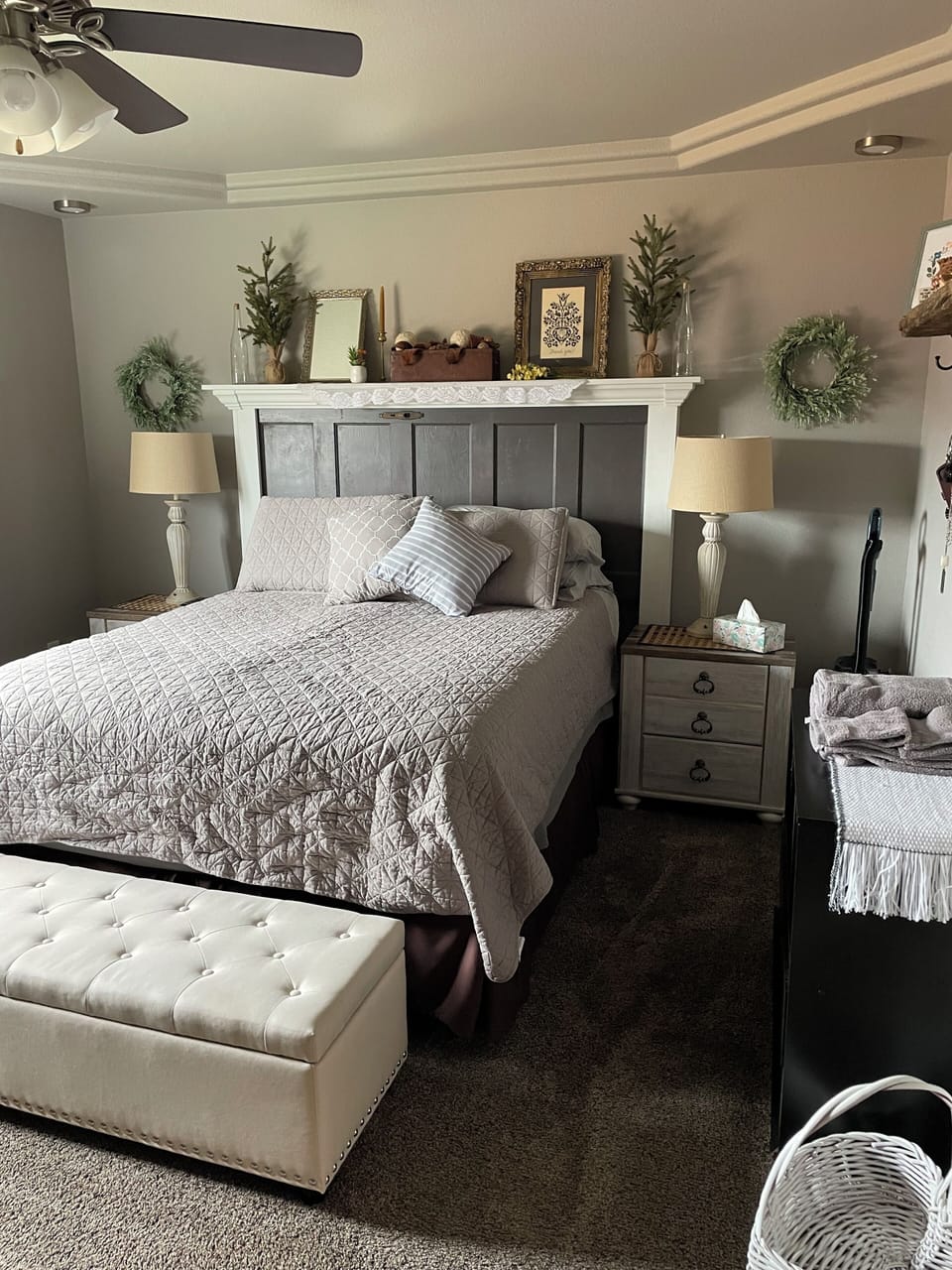 Master bedroom, queen size bed