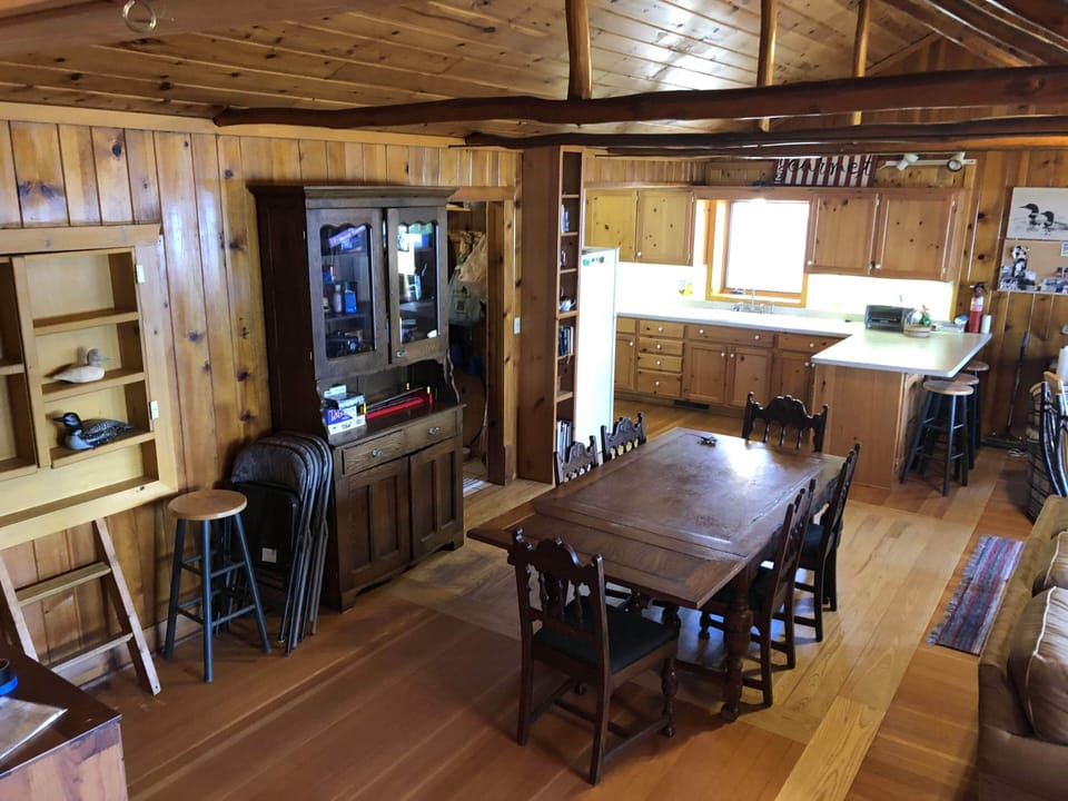 Expandable dining table and kitchen