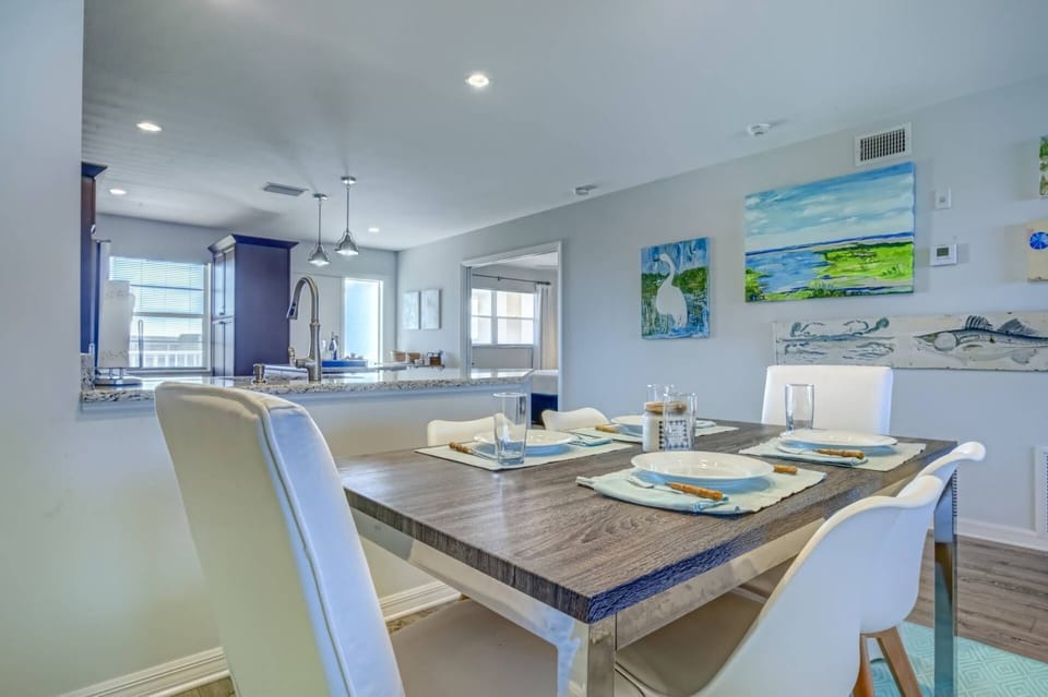 Lovely dining area off the kitchen.  Wood tile flooring makes cleanups a breeze.