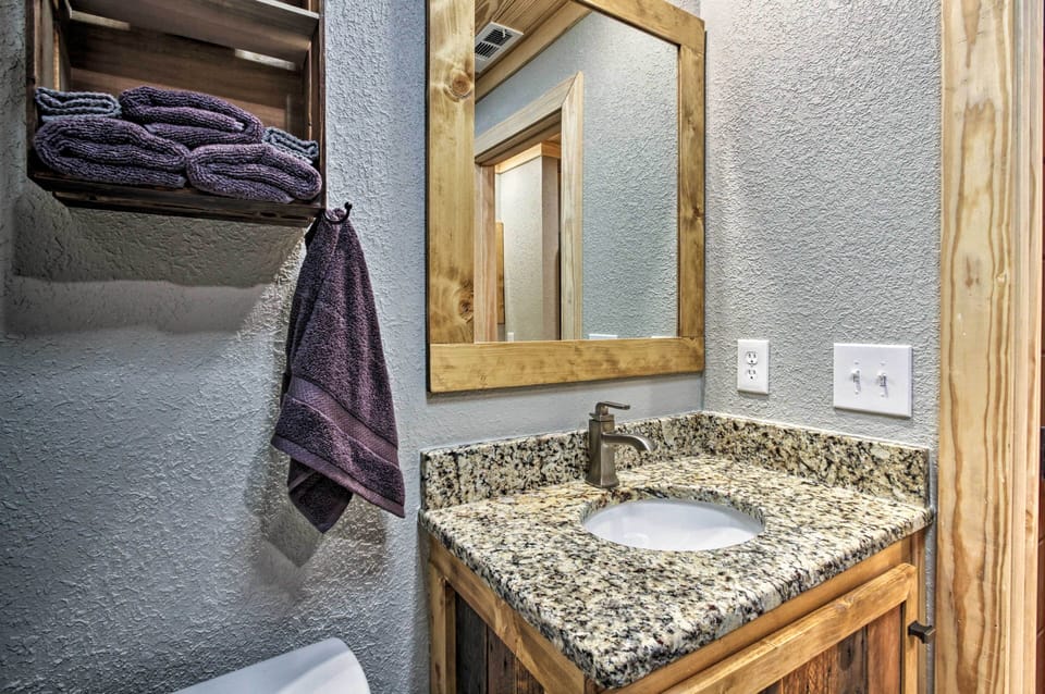 Full Bathroom | Towels Provided