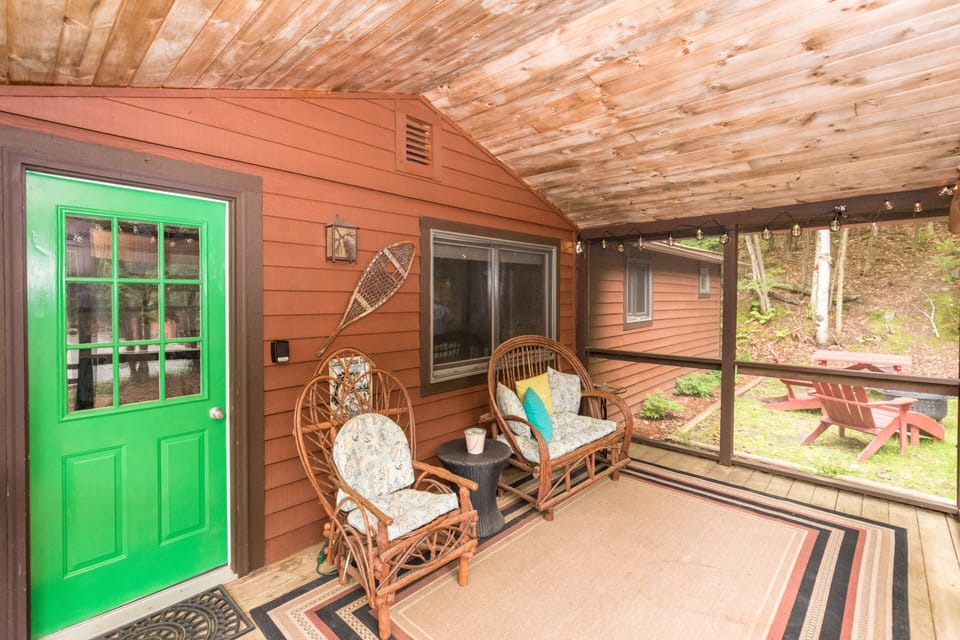 Screened in porch on Fish Cabin