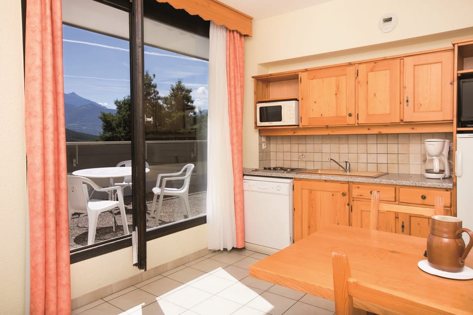Make a delicious meal in the kitchenette with a variety of appliances.