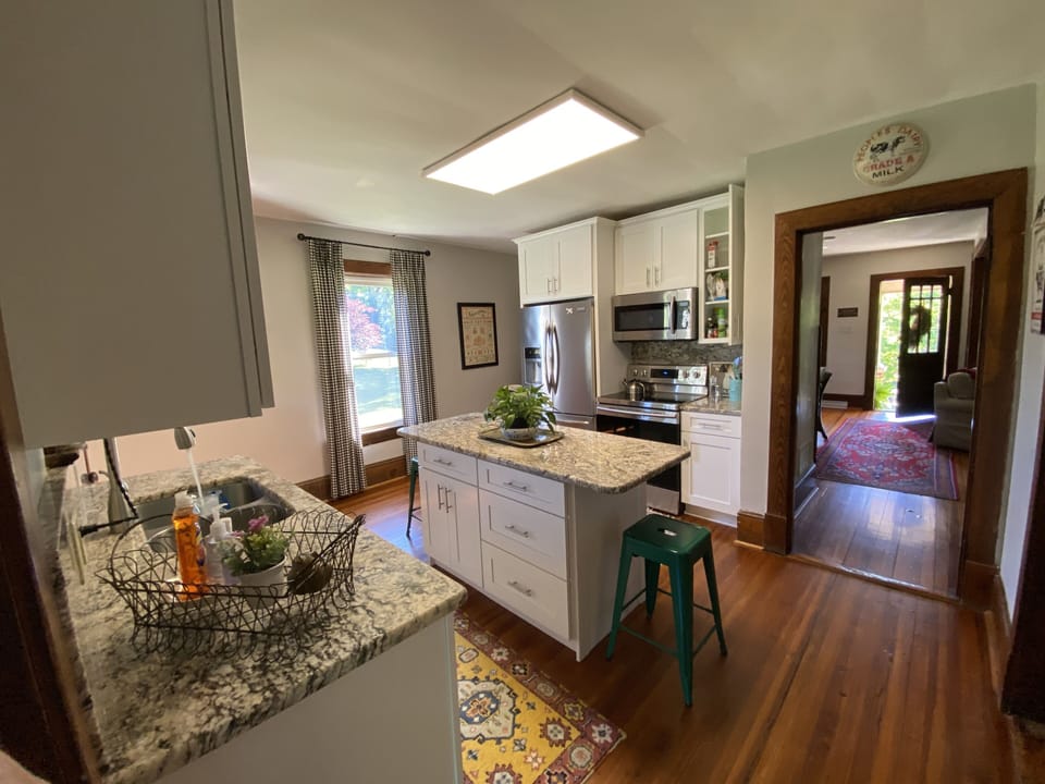 Granite countertops in this modern updated kitchen. 