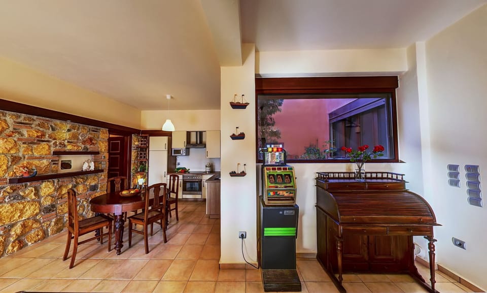 Lower floor kitchen and dining table 