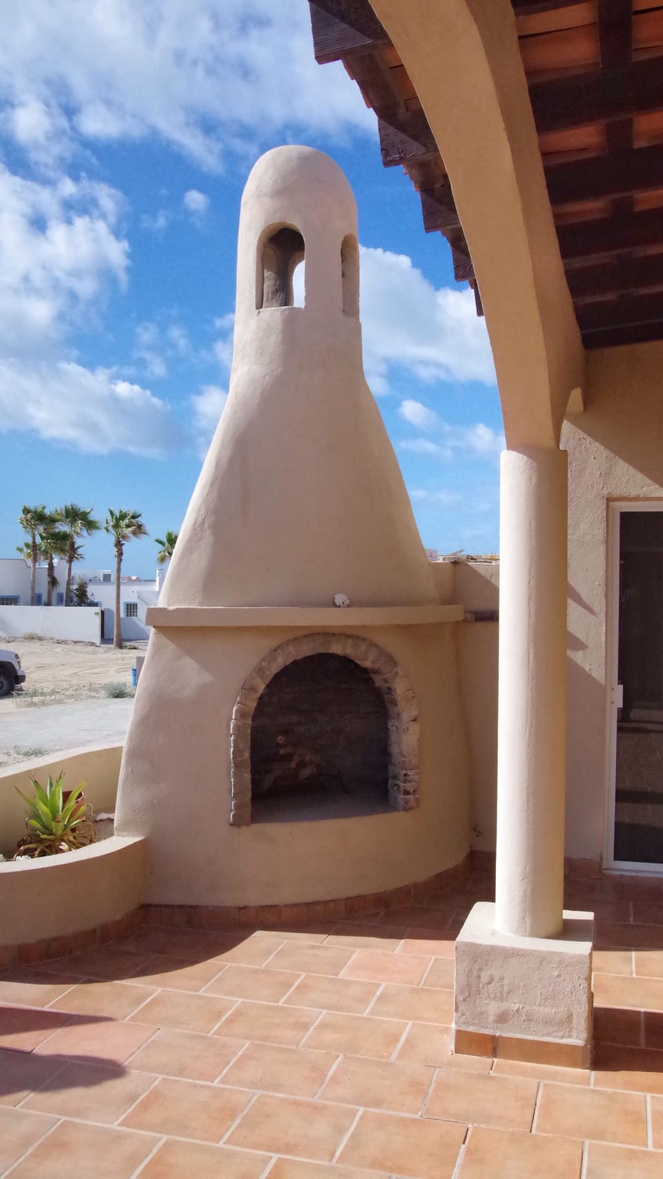 Outdoor fire pit