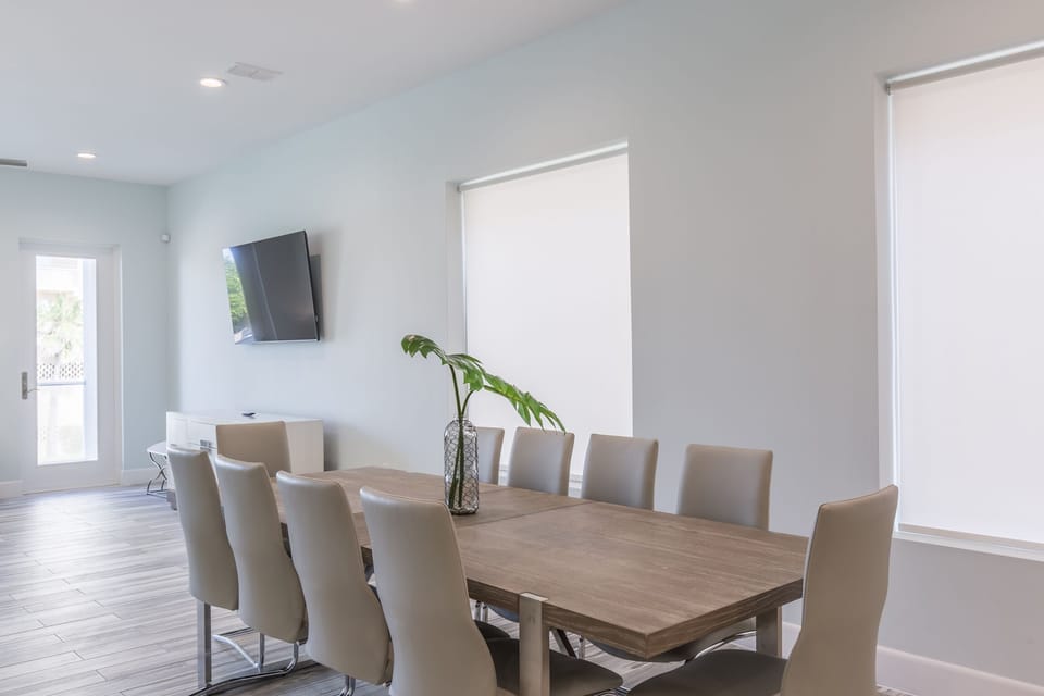 Grand dining table for 10 people.