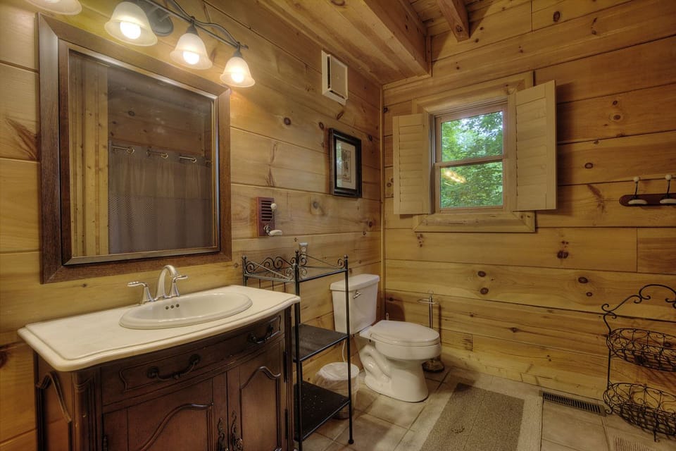 Upper level Full Bathroom / Tub Shower Combo 