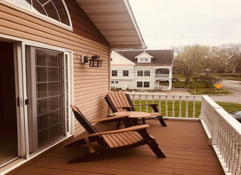Front upstairs deck--sitting area