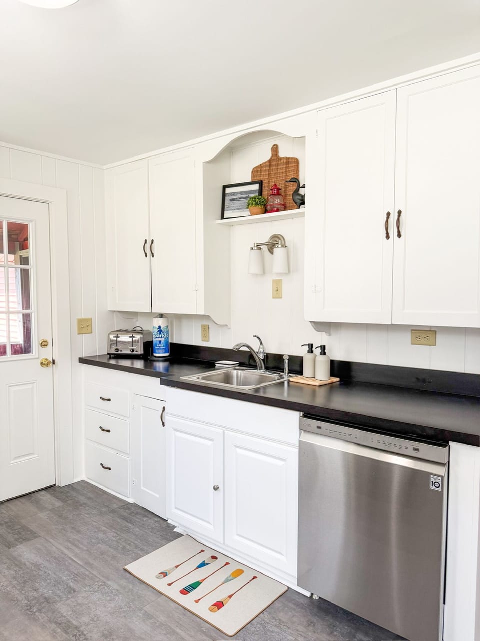 Modern, fully-equipped kitchen with dishwasher and microwave