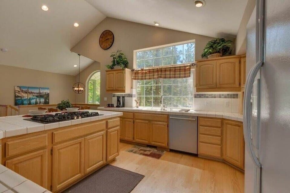 Oak Ridge Retreat Kitchen and Fridge