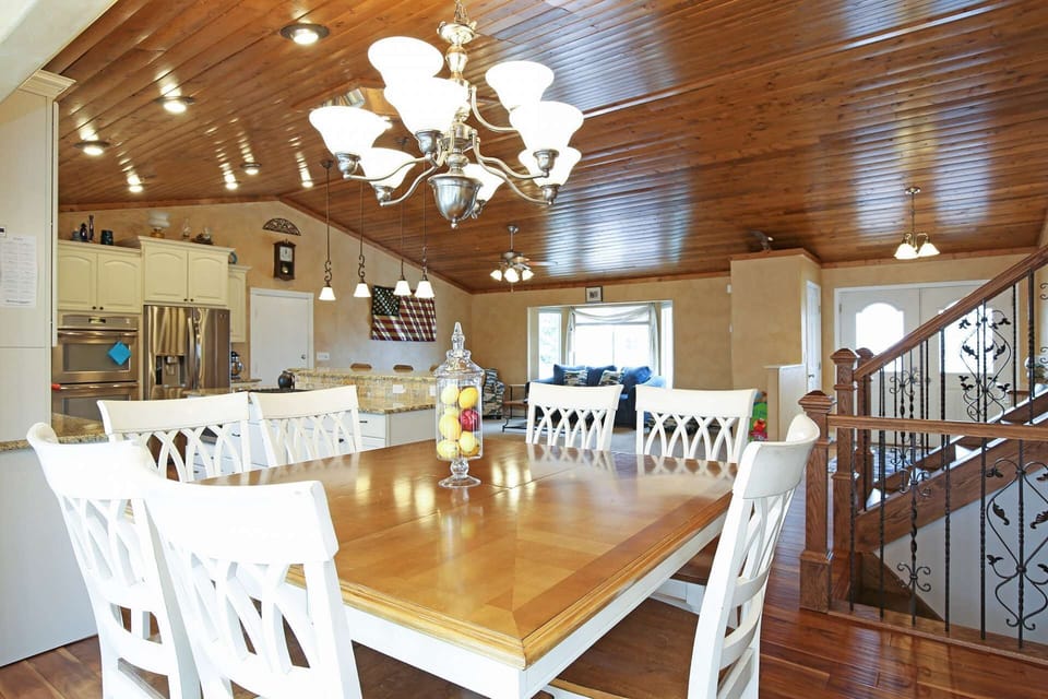 Your will find no shortage of space in this great gathering space!