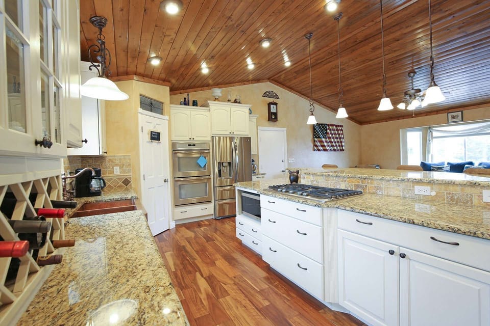 Double ovens, gas cooktop, microwave, dishwasher and so much more!