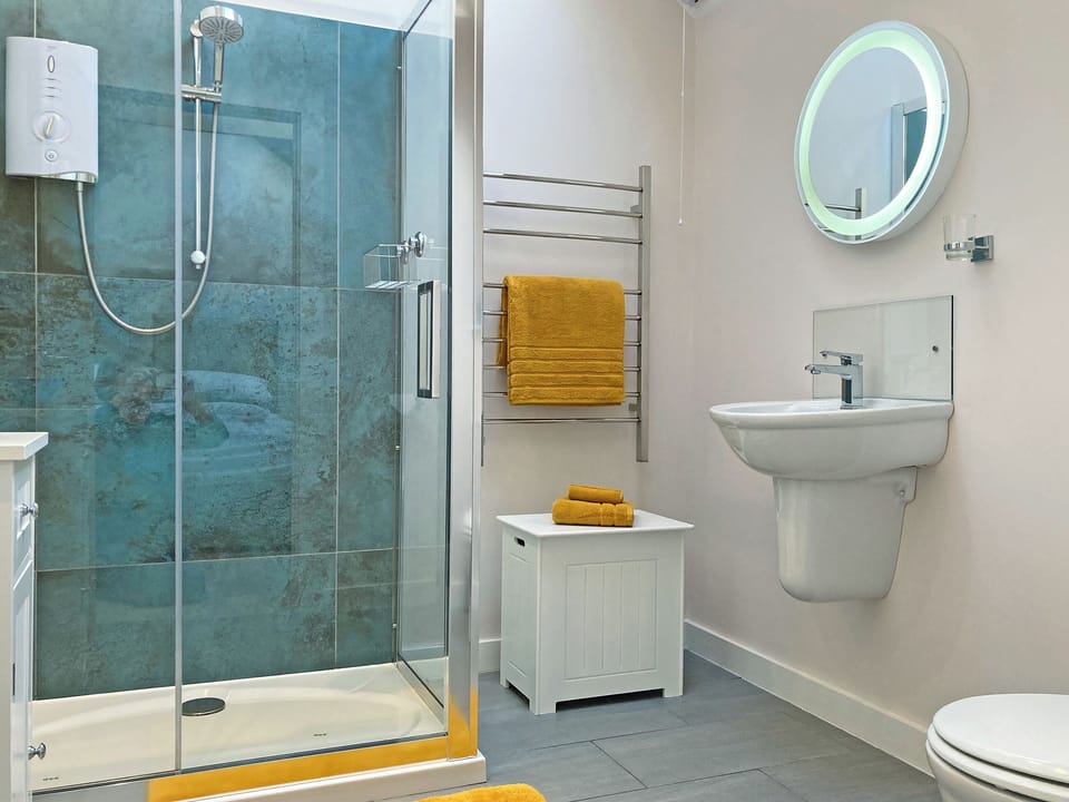 En-suite shower room | Dew Cottage, St Buryan, near Sennen