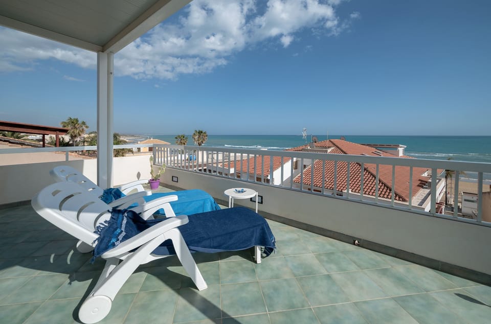 Veranda with sea view