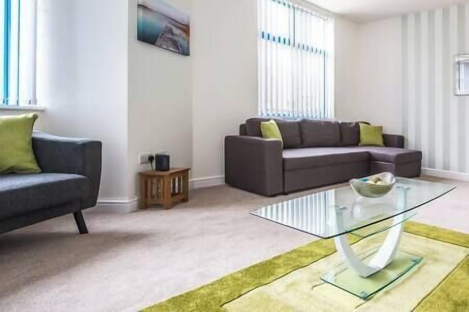 Centrally Located, Luxury Two Bedroom Apartment with En-suite in Swindon
