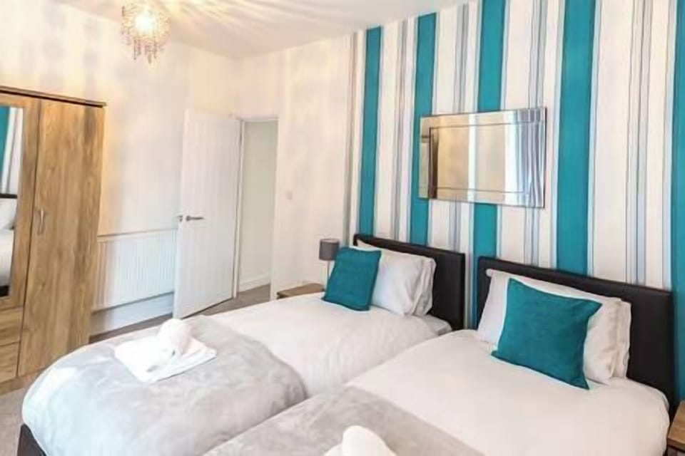 Centrally Located, Luxury Two Bedroom Apartment with En-suite in Swindon