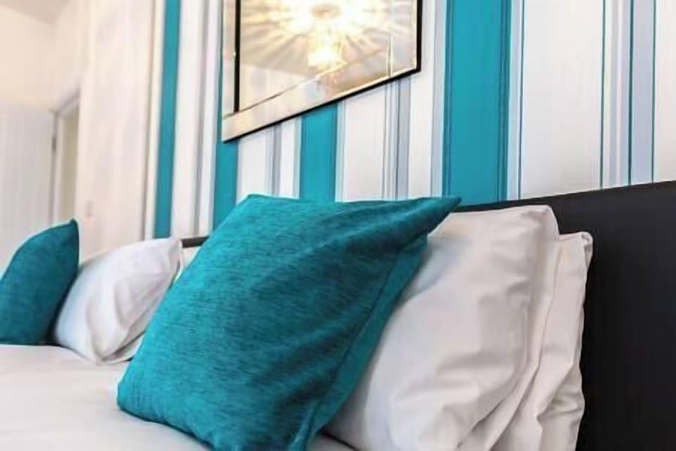 Centrally Located, Luxury Two Bedroom Apartment with En-suite in Swindon