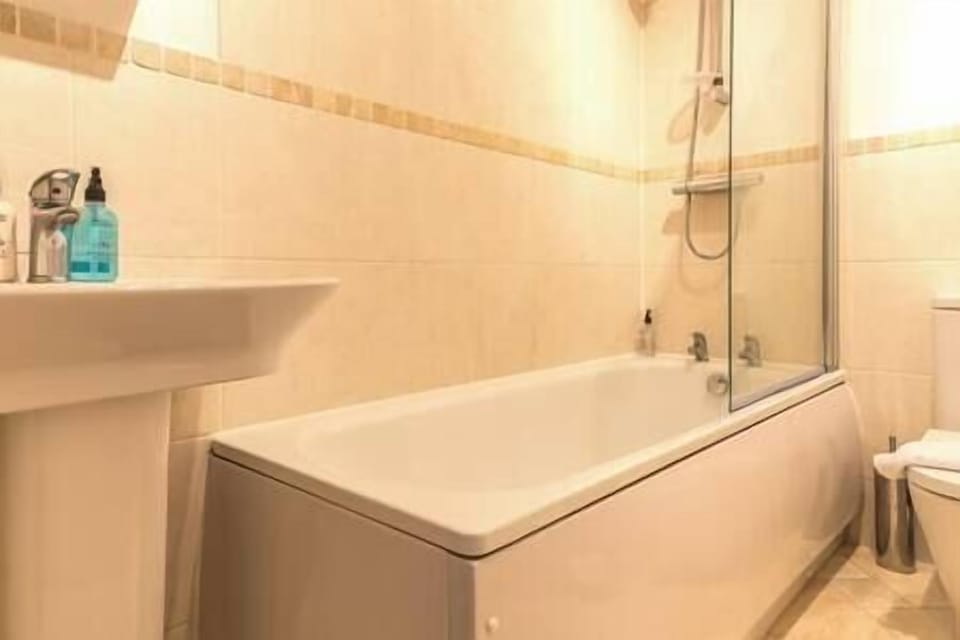 Centrally Located, Luxury Two Bedroom Apartment with En-suite in Swindon