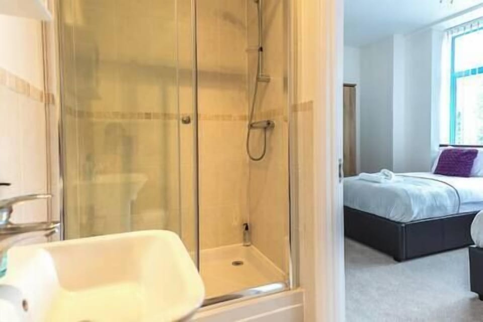 Centrally Located, Luxury Two Bedroom Apartment with En-suite in Swindon