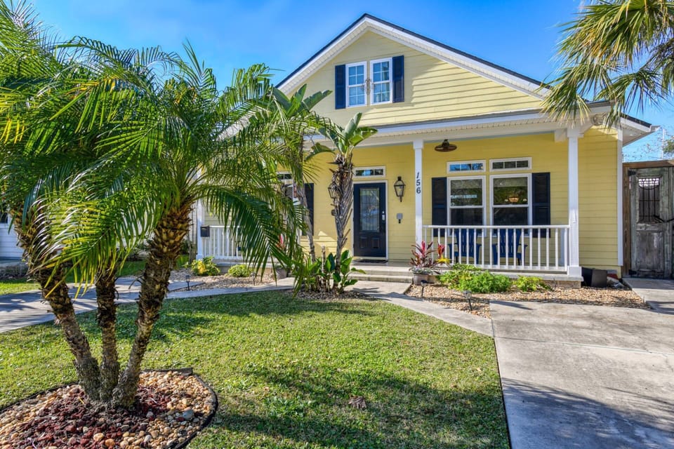 The Twine House is an adorable and well-appointed home conveniently located walking distance to St. Augustine attractions.