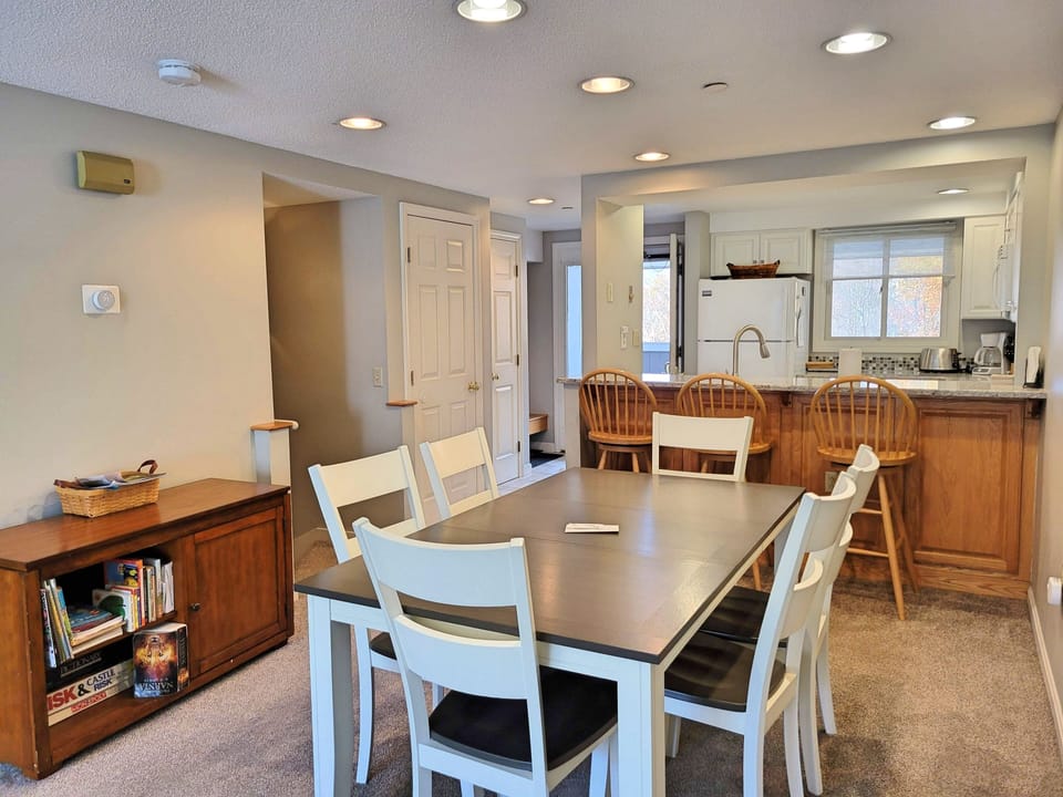 Dining area to kitchen
