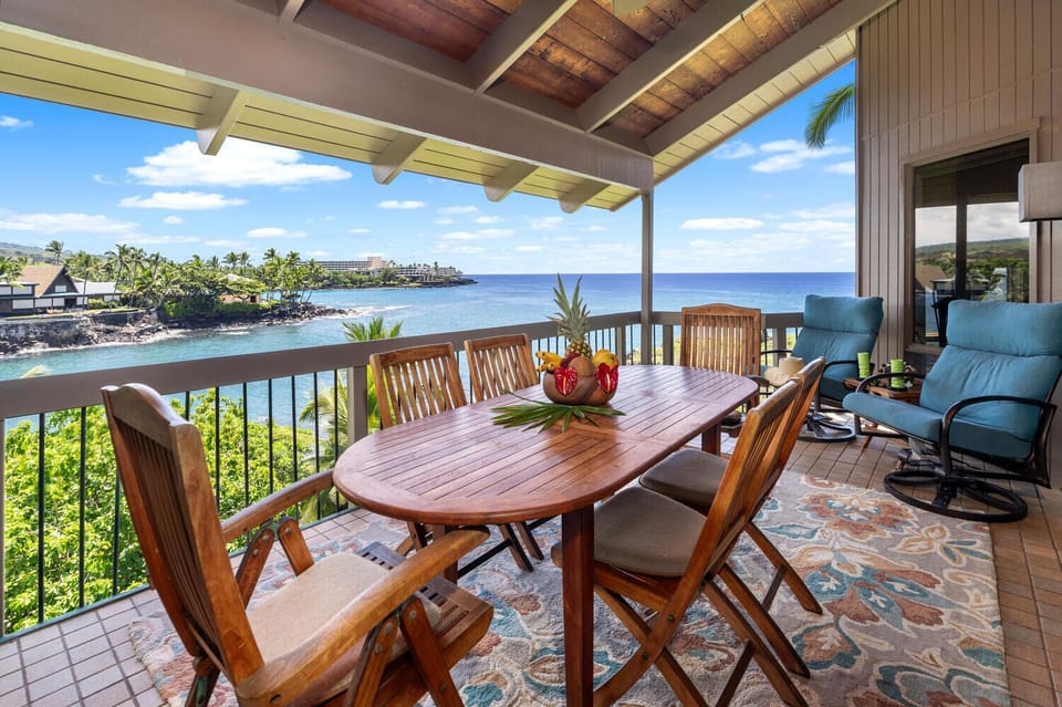 Dine al fresco as you listen to waves and watch the boats in Keauhou Bay.