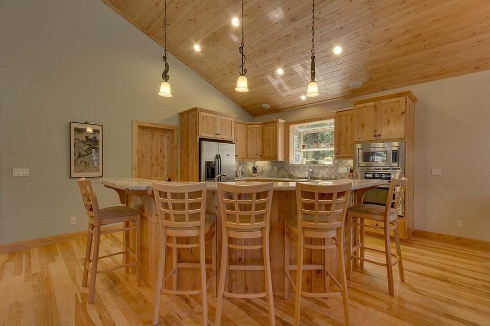 Middle Kitchen Island for Breakfast