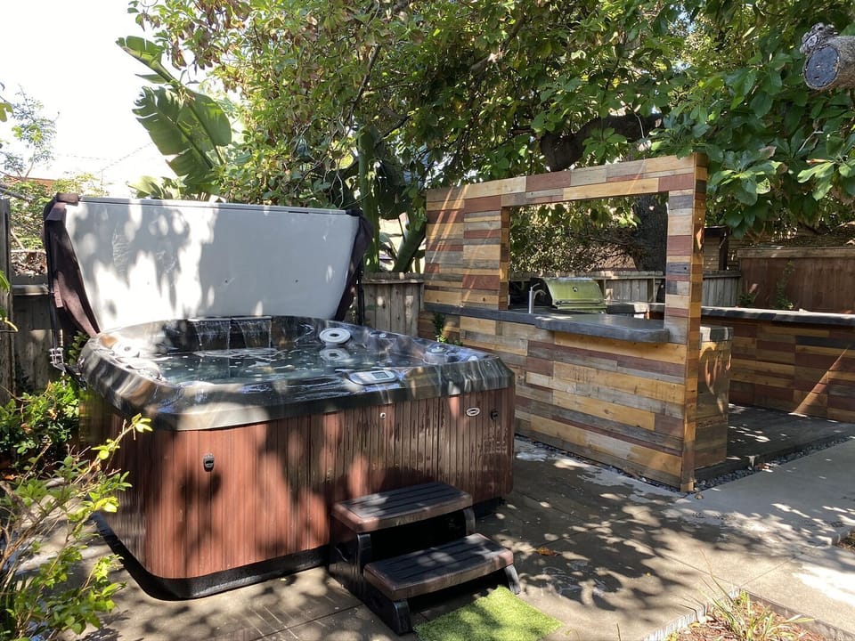 Shared Backyard with Brand NEW Jacuzzi