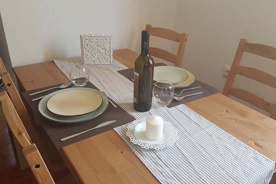 Dinner table for 4 persons