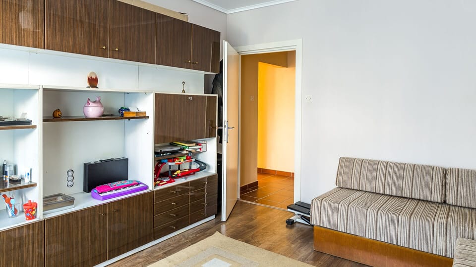 Bedroom with 2 single 
 beds
