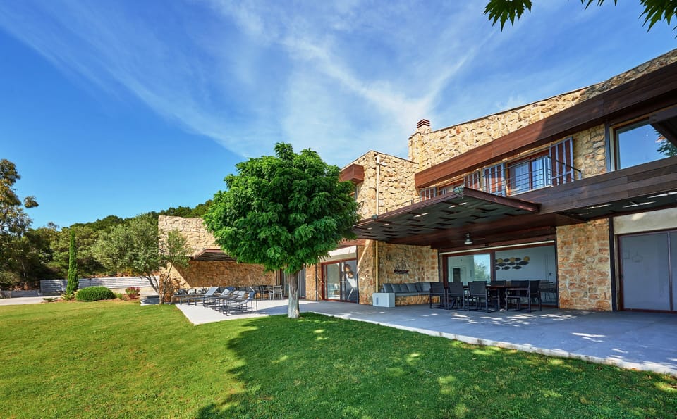 160 m2 of private outdoor terrace