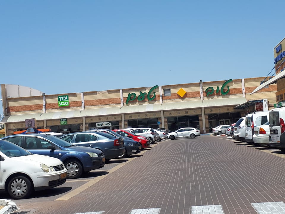 Walking distance to shopping area supermarket