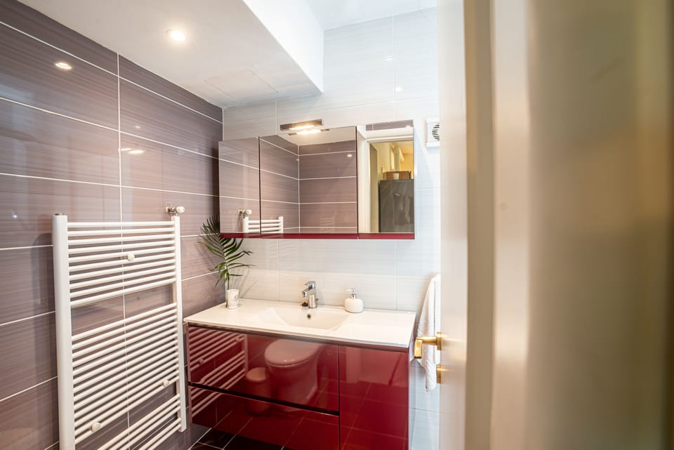 The bathroom on the ground floor.