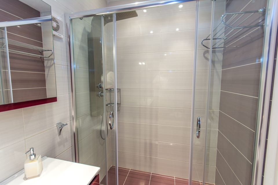 The bathroom on the ground floor.