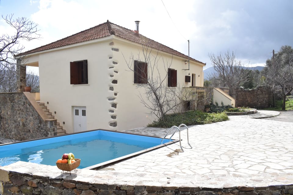 Villa Vlatos- Luxury Venetian style villa with private pool !