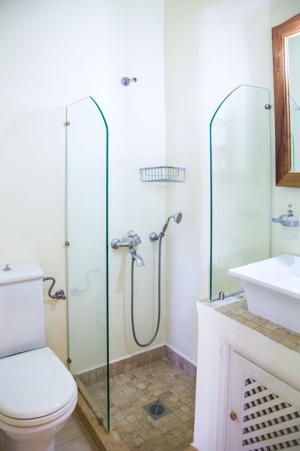 bathroom (studio)
