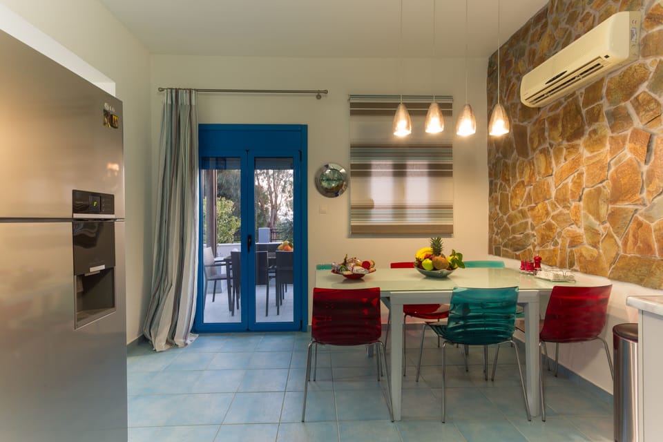 Dinner room in the kitchen withe sea view