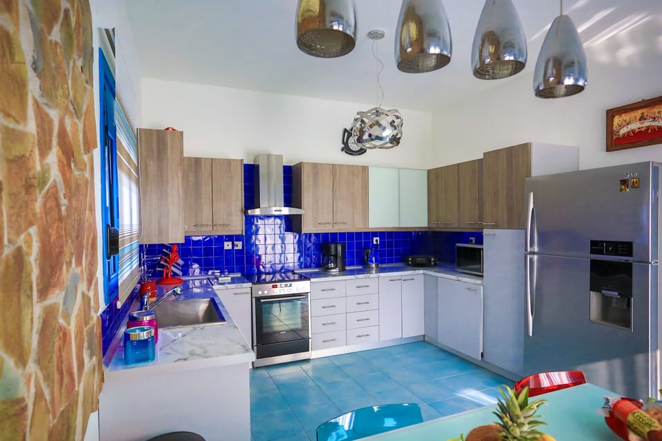 The fully equipped kitchen