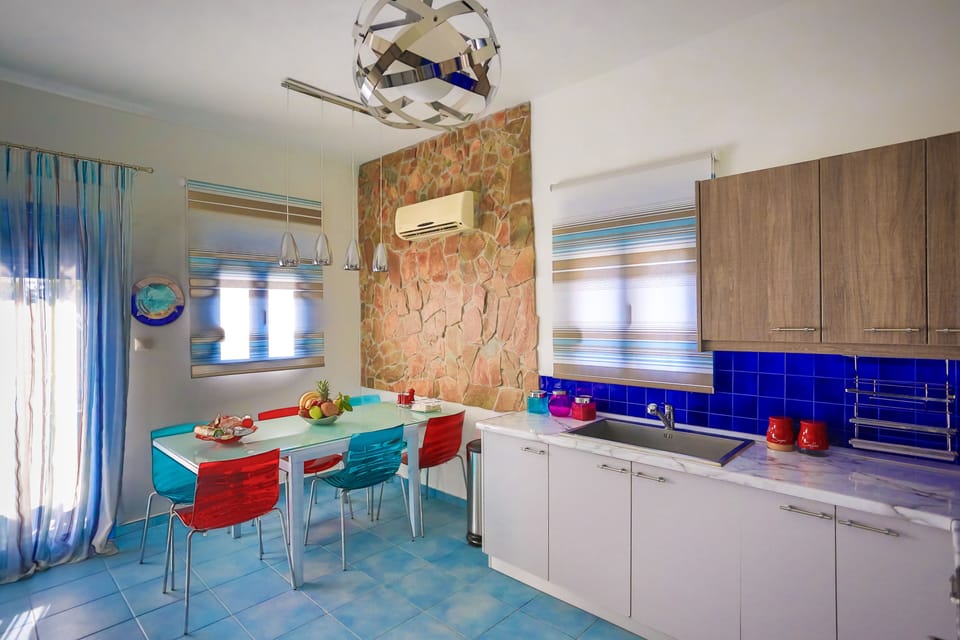 kitchen overlooking the sea and dinner-lounge table for 6