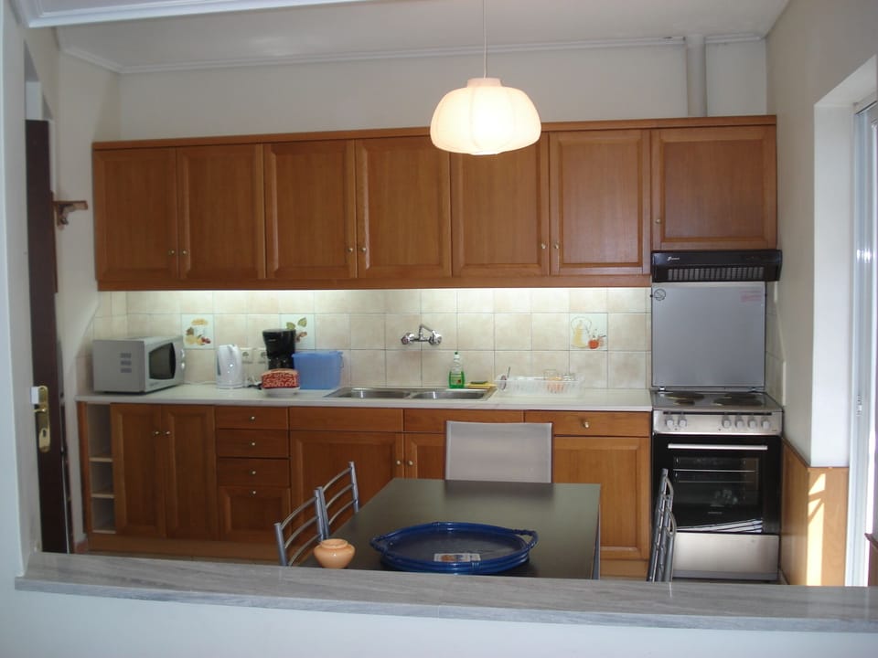 Kitshen board with table for 6