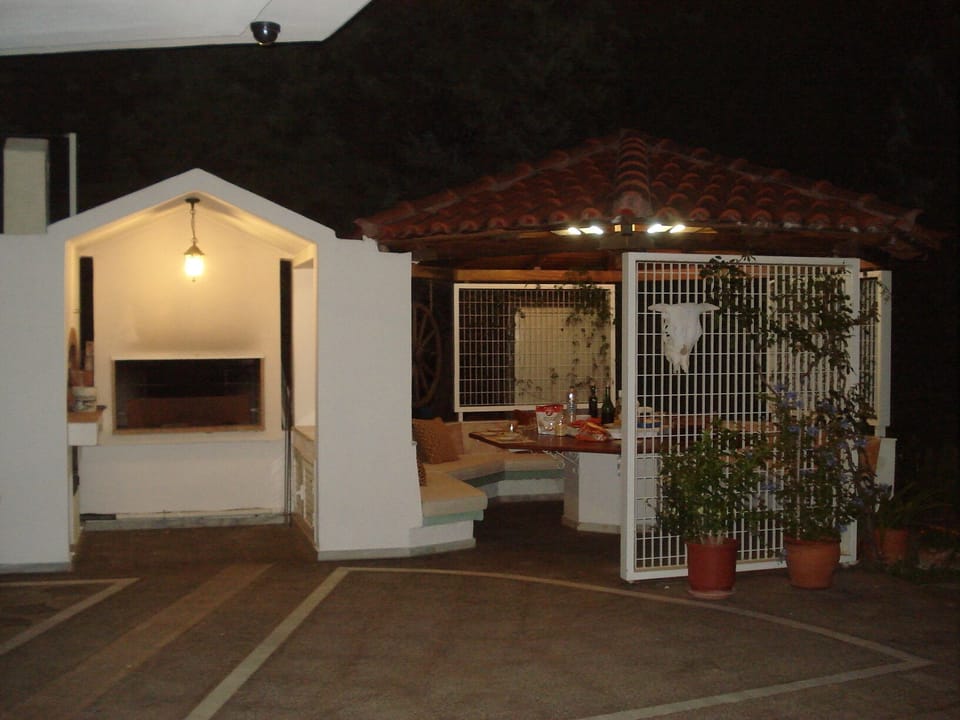 A shadow deck with lounge beside the pool