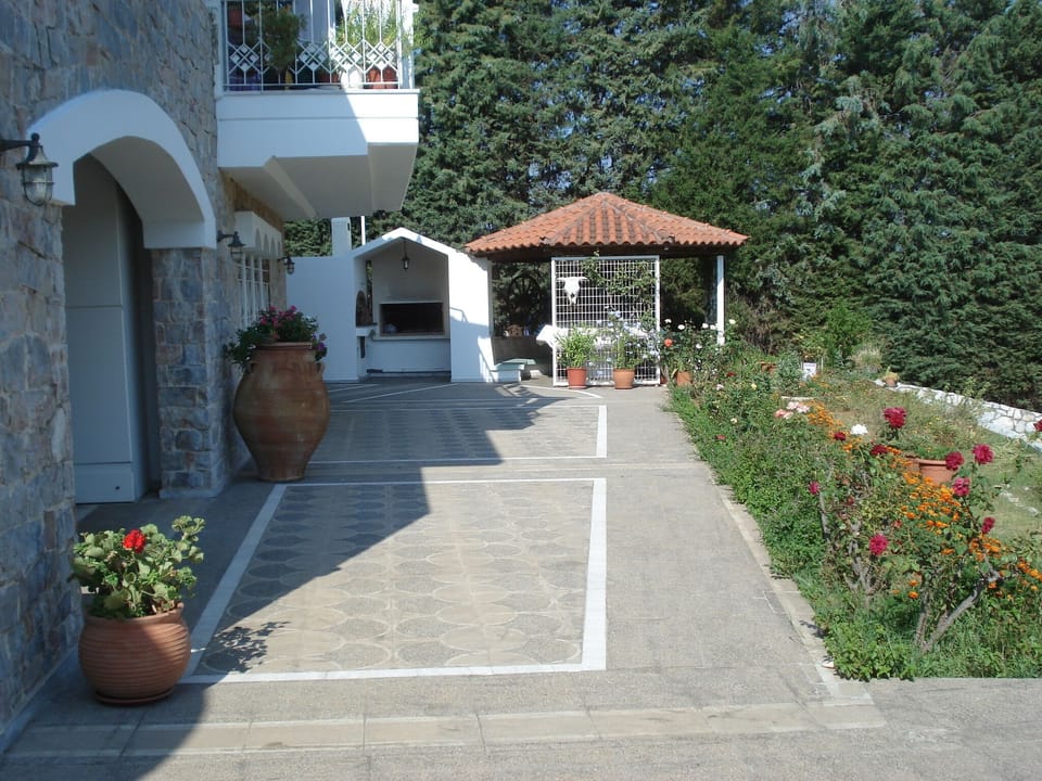 Out side wiew to the kiosk and barbeque