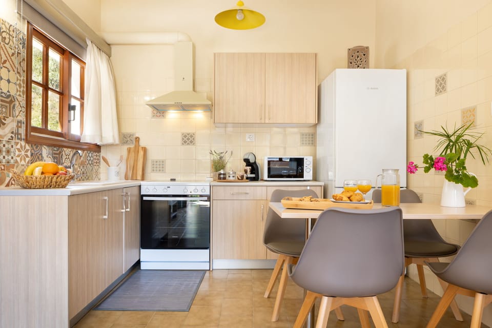 Kitchen & dining area