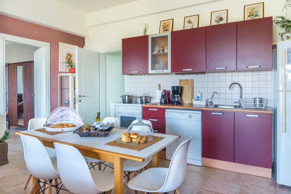 A fully equipped kitchen with oven, microwave, washing machine, kettle, filtered coffee and Nespresso machine